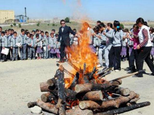 Ölüm çukurunun yanında nevruz kutlamışlar 1