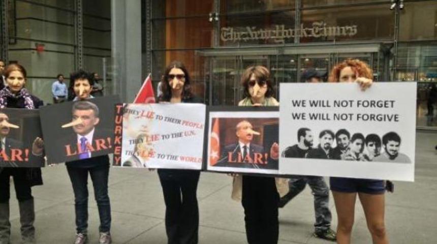 G&uuml;l'e New York'ta 'pinokyo'lu protesto