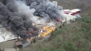 Su firması deposunda korkutan yangın! Hemen müdahale edildi, yangın devam ediyor