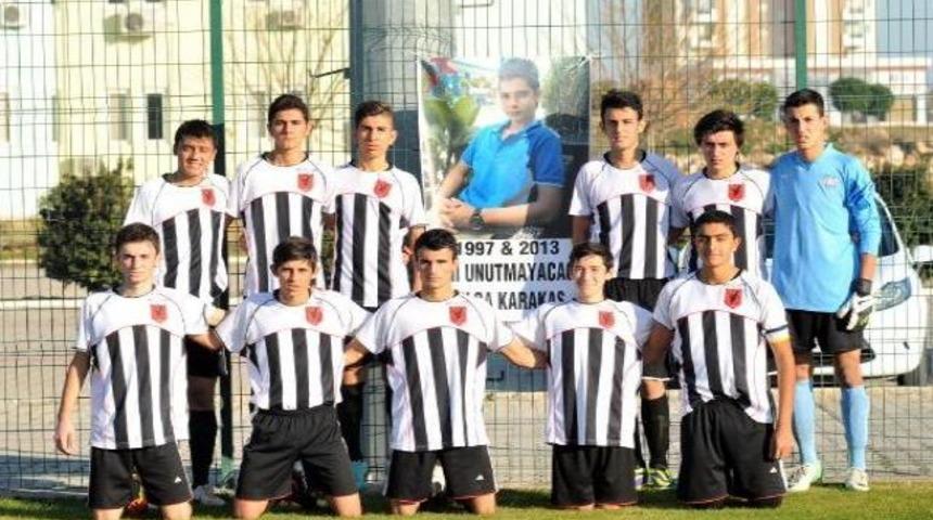 Ölen arkadaşlarının fotoğrafı önünde secde ettiler