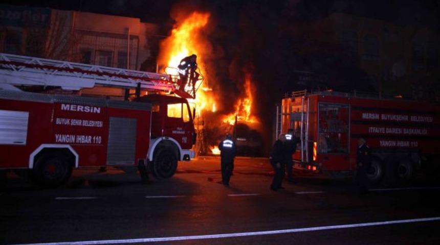 Mersin'de oto lastikçi ve içindeki 3 araç alev alev yandı