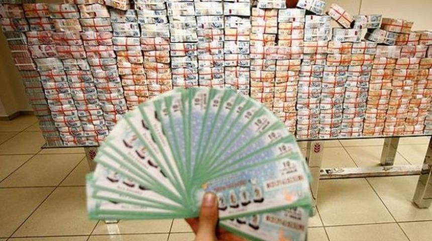 Bilet için Adana'ya koşuyorlar