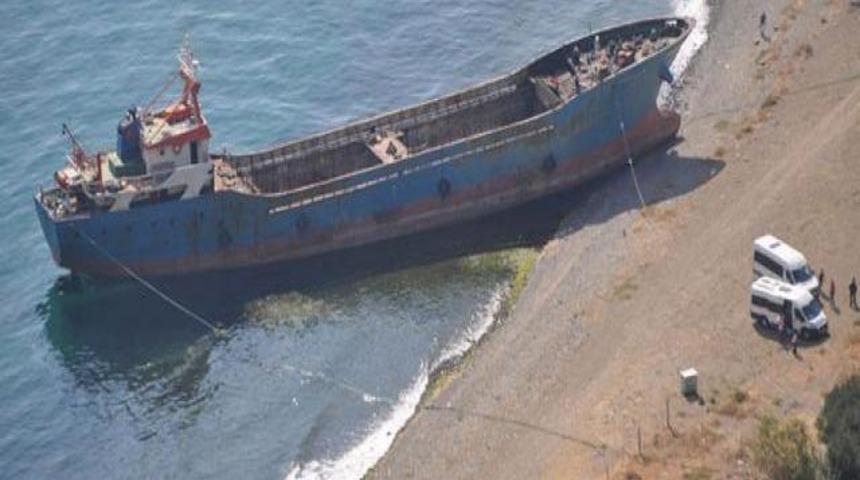 Karaya oturan gemiyi ağaca bağladılar!