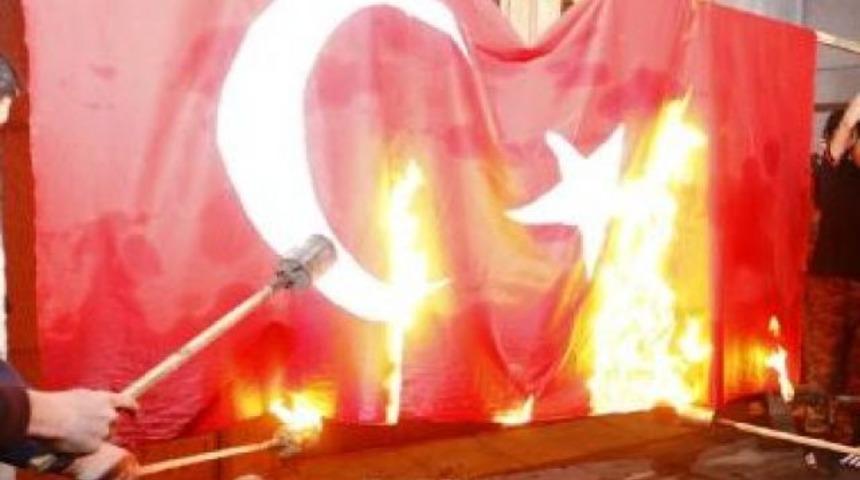 Türk bayrağına saygısızlık