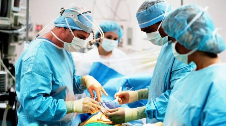 Hastanın karaciğerine isminin baş harflerini kazıdı