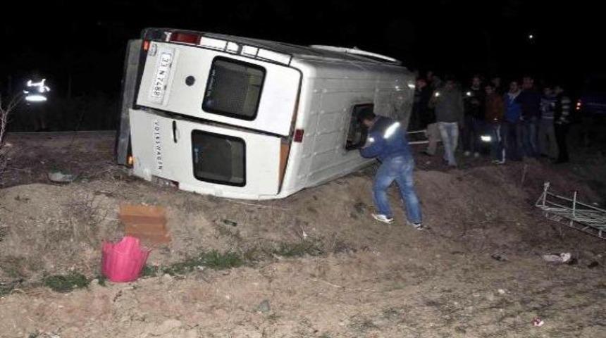 Yolcu minibüsü otomobil ile çarpıştı: 17 yaralı