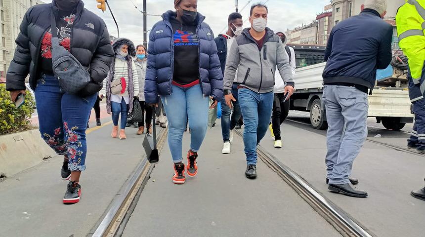 İstanbul'da tramvay hattında arıza! Seferler aksadı, yolcular yürüdü
