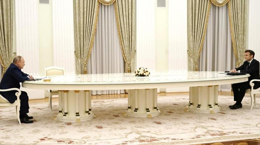 Moskova'da kritik toplantı! Putin-Macron zirvesine damga vuran kare