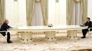 Moskova'da kritik toplantı! Putin-Macron zirvesine damga vuran kare