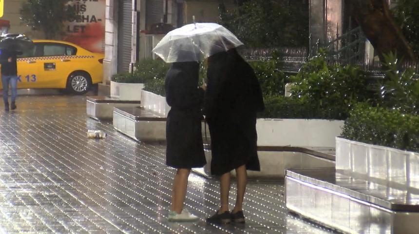 İstanbul güne yağmurla uyandı! Saatlerdir etkili oluyor