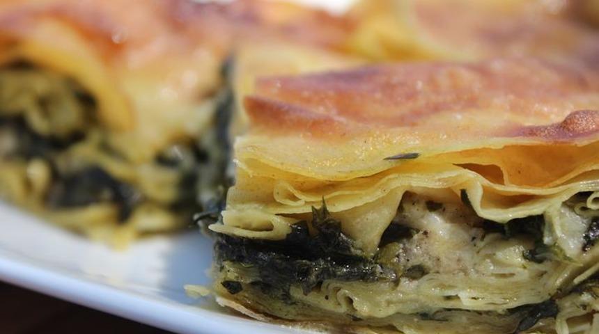 Sadece tadıyla değil, görüntüsüyle de akıllara kazınacak! Misafirlerinize parmaklarını yedirecek 3 farklı börek tarifi