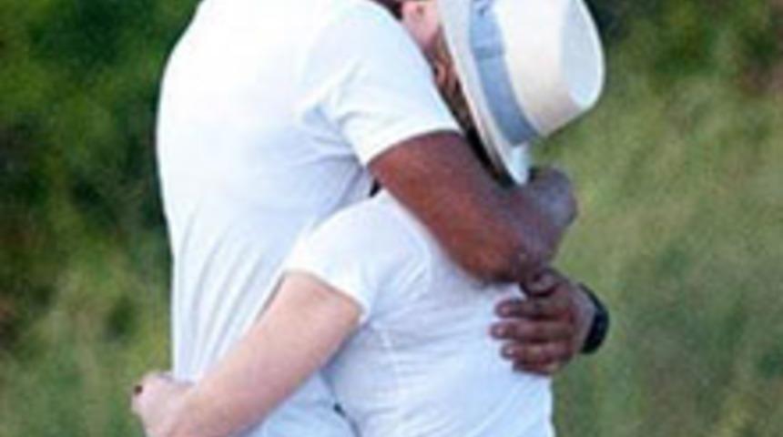 &Uuml;nl&uuml; Şarkıcıdan B&uuml;y&uuml;k Jest