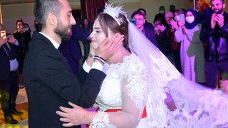 En büyük hayali gelin olmaktı, mahalleli seferber oldu! Damatsız düğün yaptılar