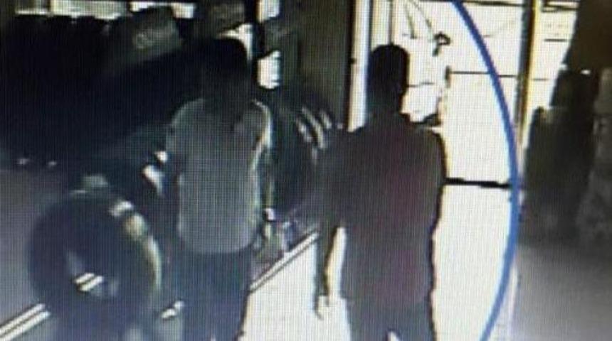 670 bin lirayı lastiği keserek &ccedil;aldılar