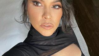 Kourtney Kardashian süper minisiyle yatakta pozlar verdi