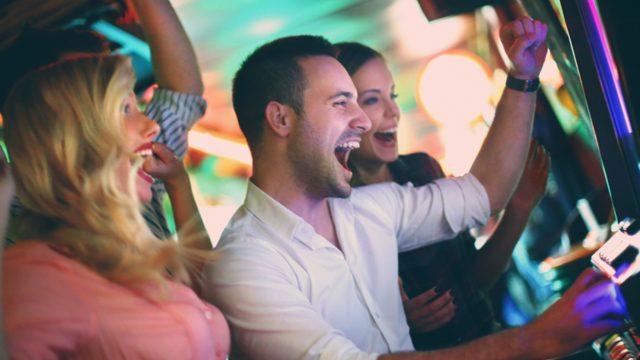 Las Vegas’taki bir kumarhanede 229 bin dolar kazandı! Fark etmeden ayrılınca yetkililer arayıp buldu