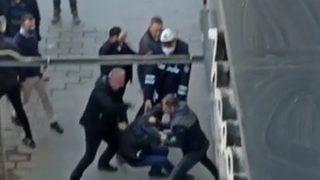 Tartıştığı eşi bayılınca cadde ortasında tekme tokat dayak yedi