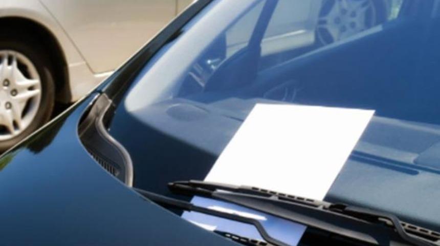 Beğendiği kadının arabasına telefon numarasını yazıp bıraktı! Eşi bulunca işler karıştı