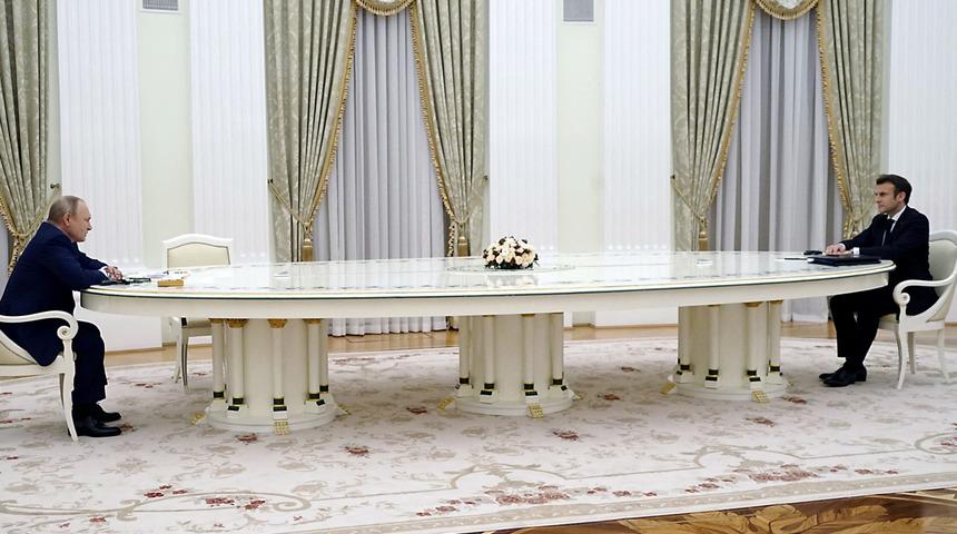 Putin ile Macron görüşmesine uzun masa damga vurdu! Batı'ya bir mesaj mı?