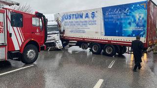E-5 Beylikdüzü istikametinde tır yan döndü! Trafikteki yoğunluk her dakika artıyor