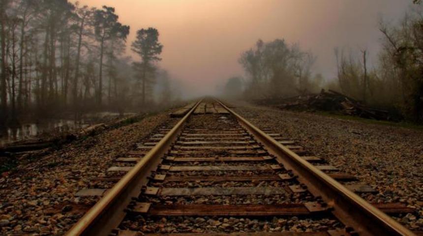 Seks yaparken trenin altında kaldılar