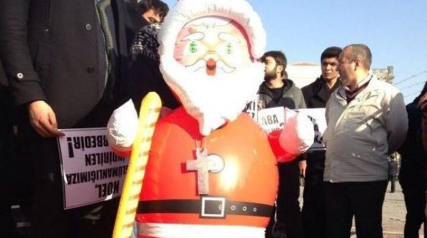 İstanbul Üniversitesi'nde şişme Noel Baba bıçaklandı