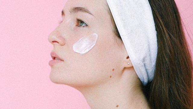 Ameliyatsız da kırışıklıklara veda etmek mümkün! Gençleşme yöntemi yüz germe bandı nasıl kullanılır?