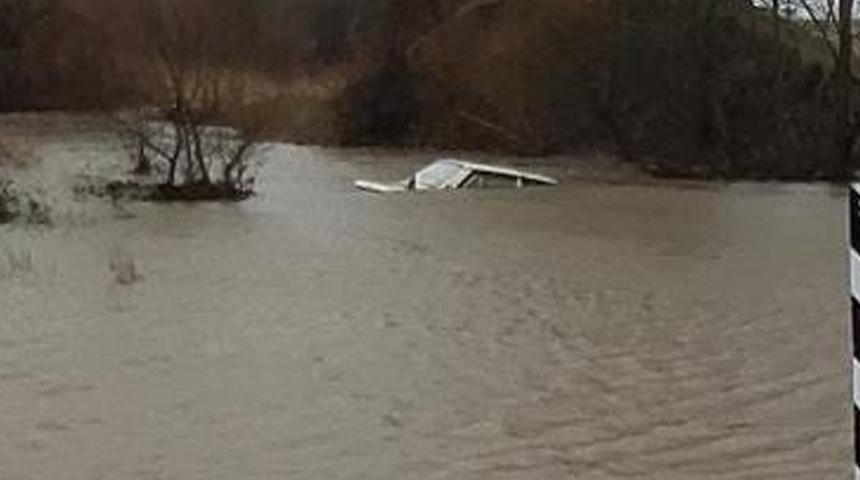 Görüntü Tekirdağ'dan! Köprüden geçerken sel sularına gömüldü