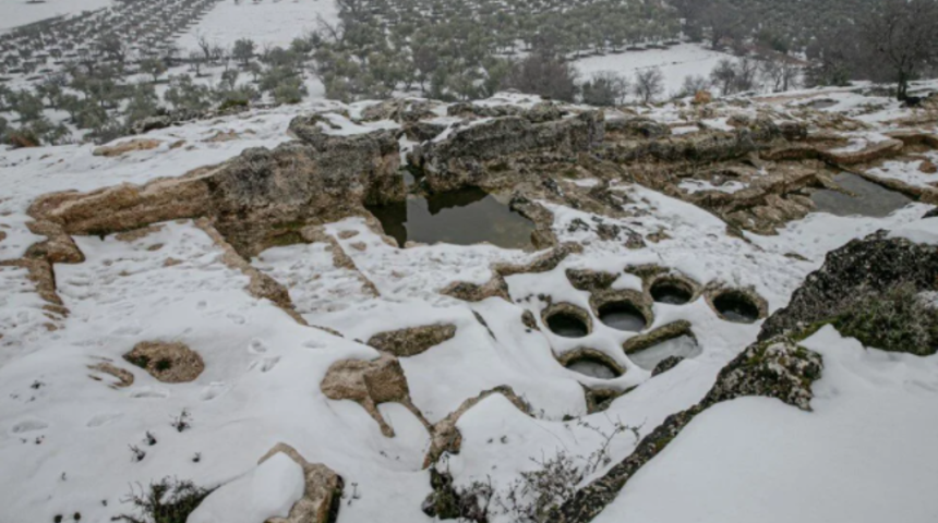 Roma döneminden kalan Nekropol Alanı beyaza büründü! Ziyaretçileri manzarasıyla büyüledi