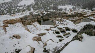 Roma döneminden kalan Nekropol Alanı beyaza büründü! Ziyaretçileri manzarasıyla büyüledi