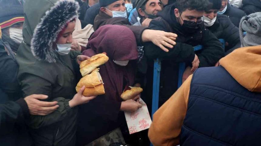 Sucuk ekmek dağıtımı sonrası izdiham çıktı! "Biraz çile çektik"