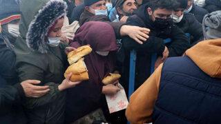 Sucuk ekmek dağıtımı sonrası izdiham çıktı! Biraz çile çektik