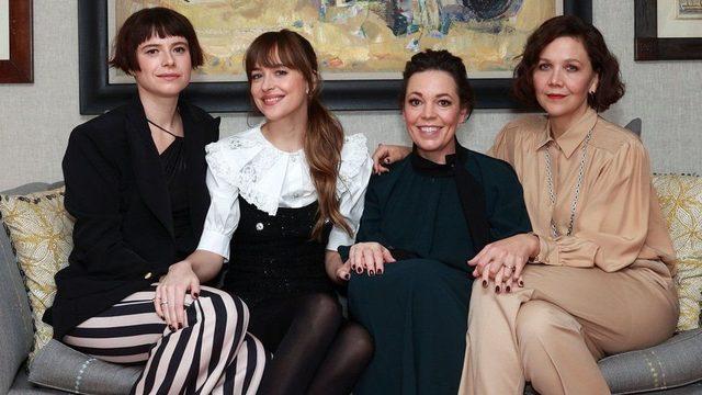 Karanlık Kız filmindeki rolleriyle Jessie Buckley (en solda) ve Olivia Colman (sağdan ikinci) ödüle aday gösterildi