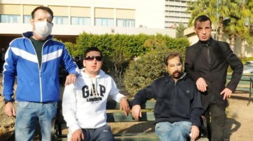 4 yüz nakillinin birlikte mutluluk pozu