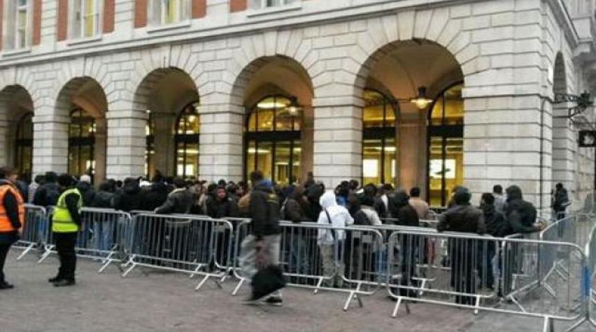 iPhone kuyrukları araştırma konusu oldu