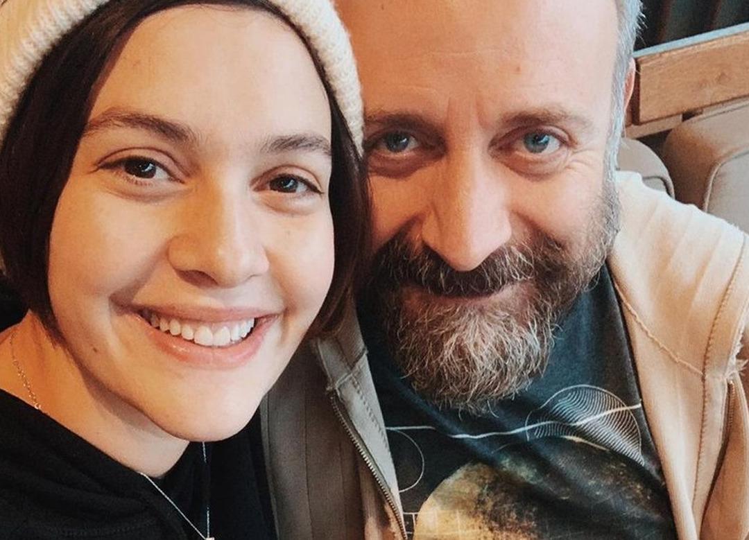 Berg&uuml;zar Korel 'ilk g&ouml;z ağrısı' Ali'yi paylaştı! Annesinin boyuna gelmiş
