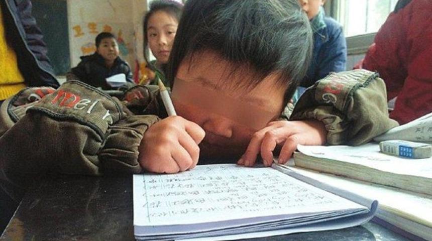 Engelli oğlunu her g&uuml;n 30 km taşıyor