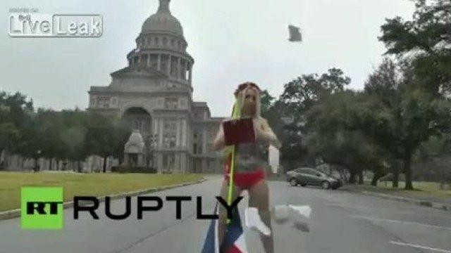 Çırılçıplak soyunup İncil'i parçaladı