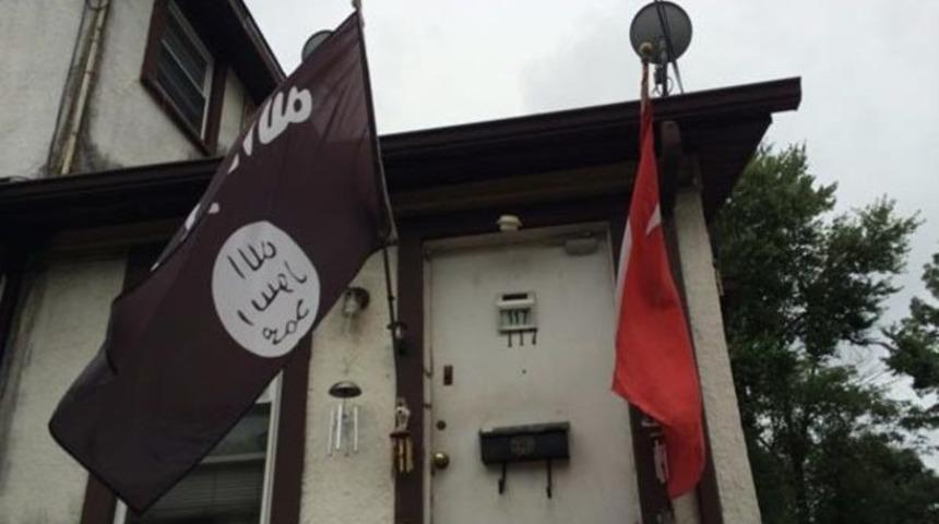 ABD'de bir eve T&uuml;rk ve IŞİD bayrakları birlikte asıldı