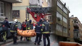 Denizli'de yürekler ağza geldi! Sevgisiyle tartışınca çatıya çıkıp, korkuluklardan sarktı