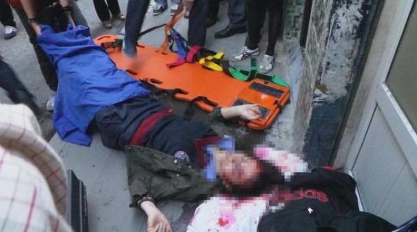 Yolda yürürken başına sunta düştü