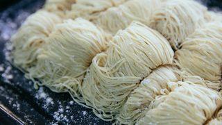 Hem hesaplı hem pratik: Kısa sürede hazır olan çikolatalı noodle tarifi