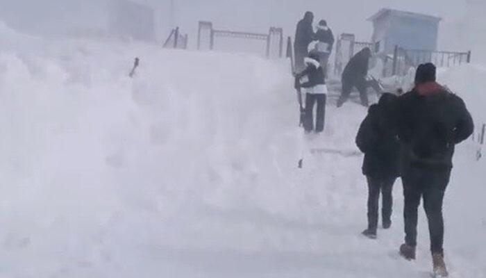 Uludağ'da şiddetli kar fırtınası! Karavanları böyle yuttu