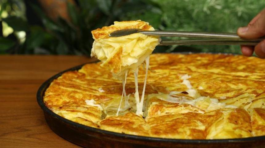 Fırına bile gerek yok: Ocakta pişirebileceğiniz sucuklu kaşarlı tava böreği