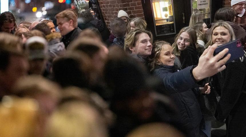 İsveç bütün koronavirüs kısıtlamalarını kaldırdı