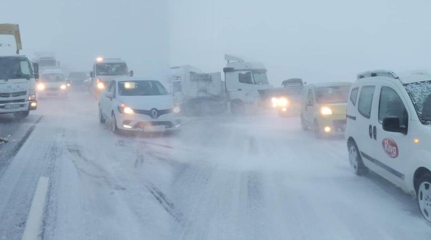 SON DAKİKA | Kar ve tipi nedeniyle TIR kaydı, Konya-Antalya karayolu ulaşıma kapandı