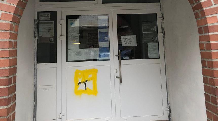 Almanya'da camiye saldırı: Kapıya gamalı ha&ccedil; &ccedil;izildi