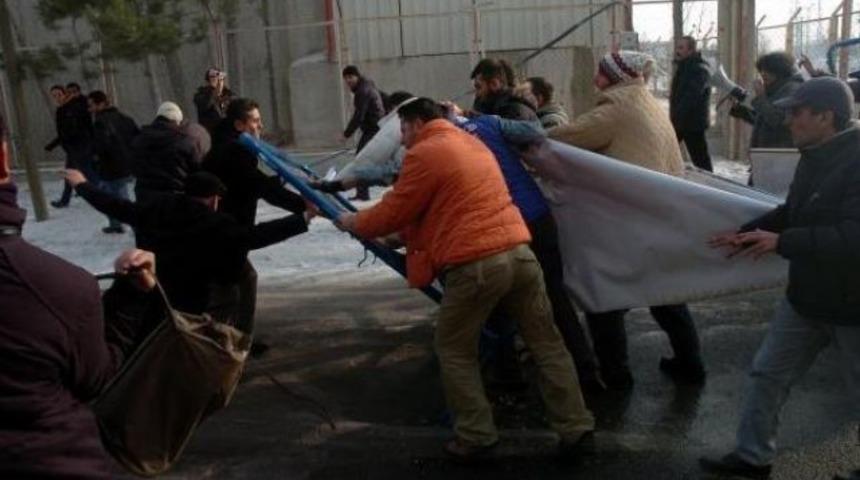 Polise ve askere saldırıp, beddua ettiler