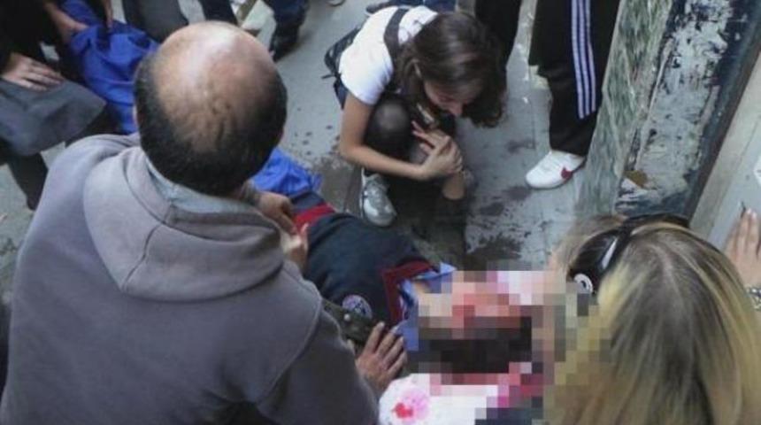 Yolda yürürken başına sunta düştü