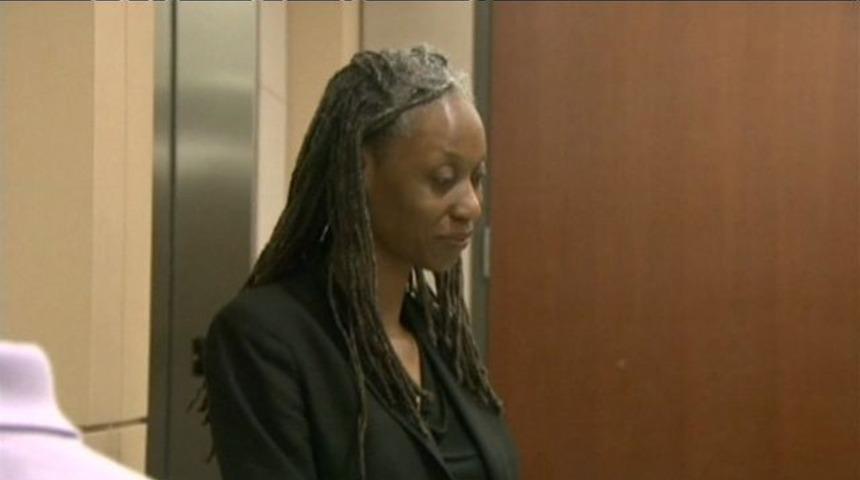 Öğrencisine sınıfta kucak dansı yaptı